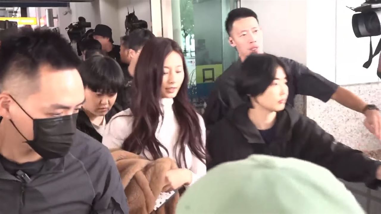 直擊／哭了！子瑜抵達台灣「高領毛衣現身」千名粉絲暴動　警察也出動