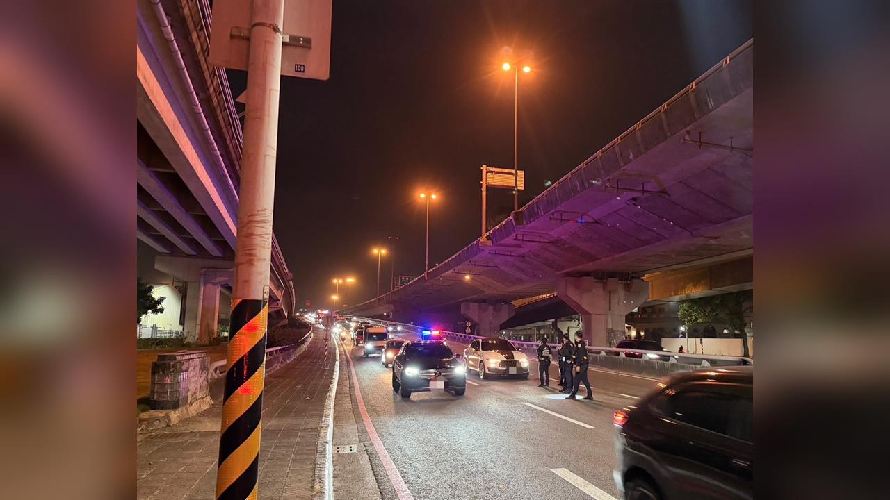 最新／警方連開15槍！高雄男逆向拒攔...