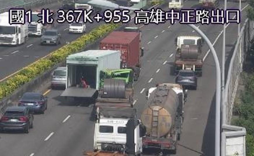國1北367.8K嚴重車禍！3大車疑...