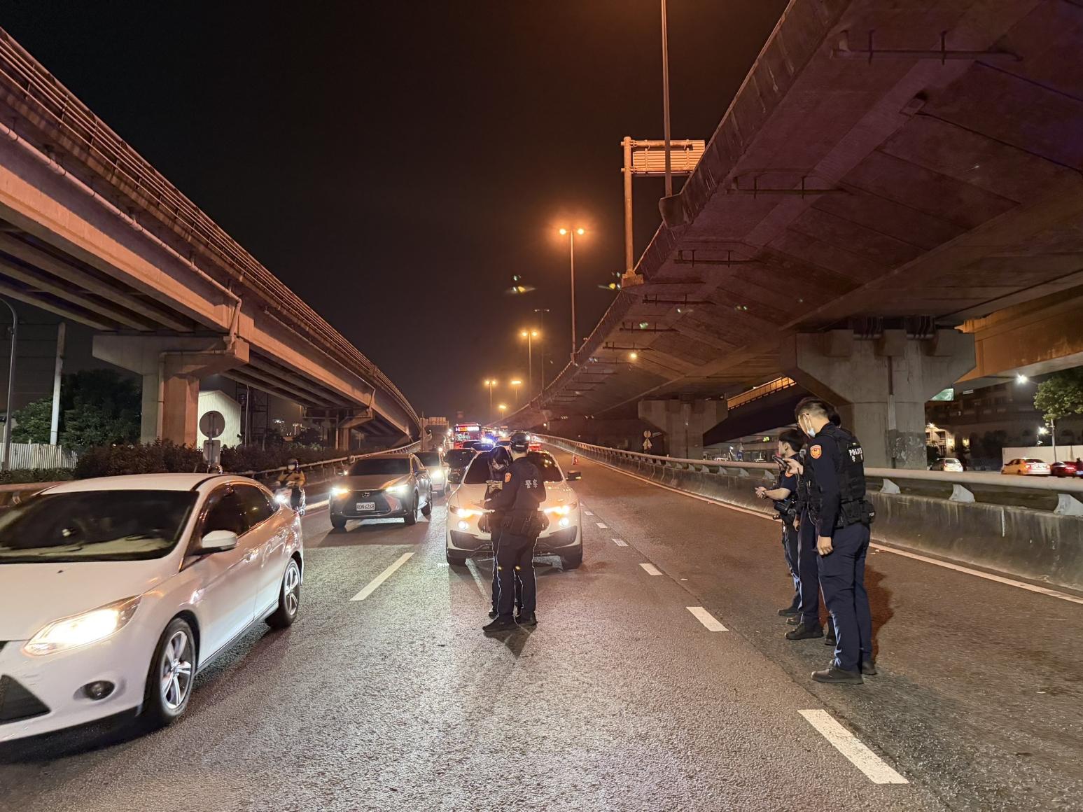 高雄警追緝拒檢車輛遭衝撞　「連開15槍」仍被逃逸