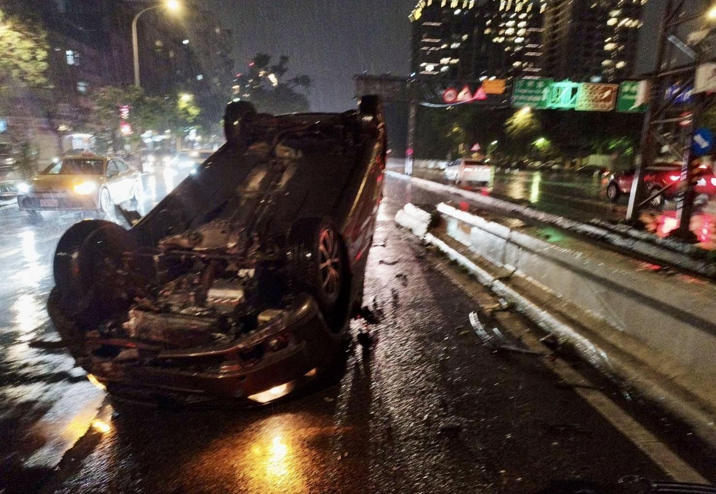 北市辛亥路自小客翻車車禍　駕駛受困送...