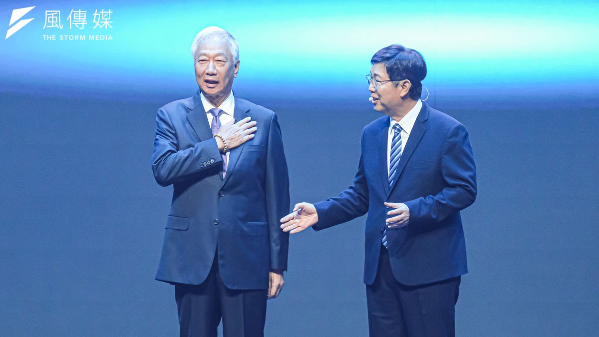 鴻海科技日》郭台銘「滿頭白髮」現身！睽違3年再登台　劉揚偉：非常感謝他