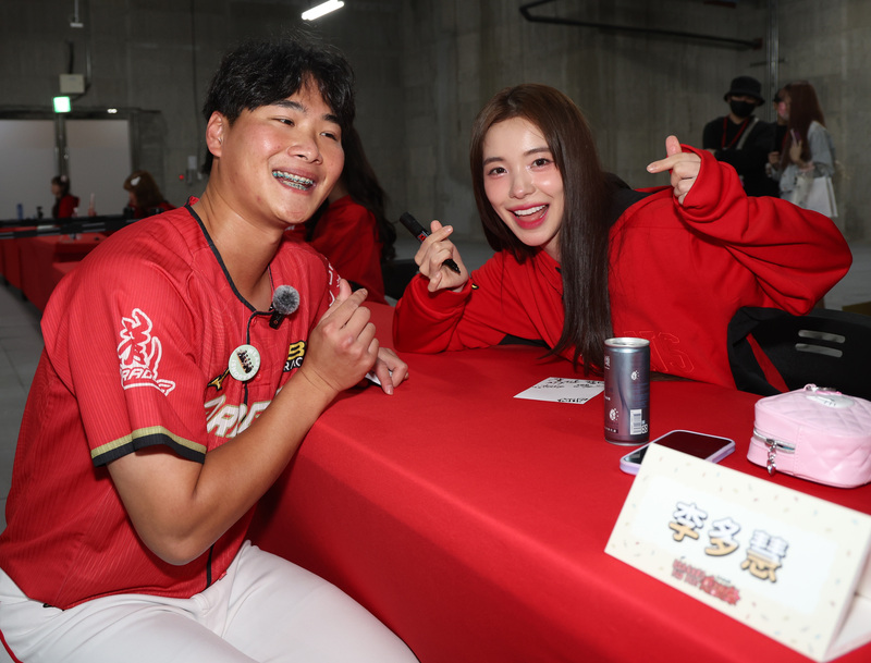 味全龍感謝祭　小龍女亮相簽名會（2） (圖)