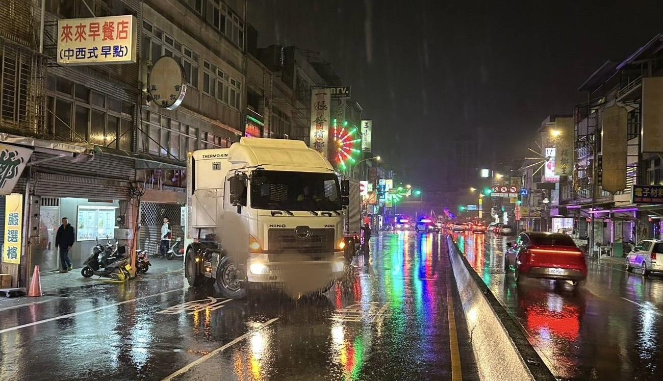 影/新北鶯歌曳引車自撞分隔島　卡路中...