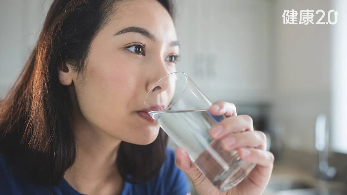 喝水常嗆到？醫揭1警訊恐是巴金森氏症...