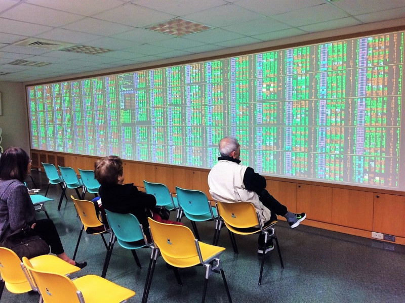 台股暴跌近千點 投信：留意短線技術性...