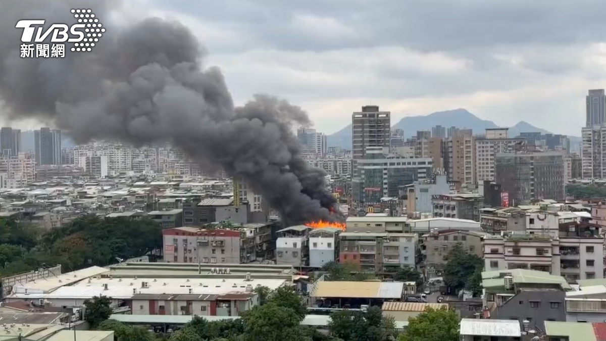 新莊頂樓加蓋鐵皮屋起火　緊急疏散8人...