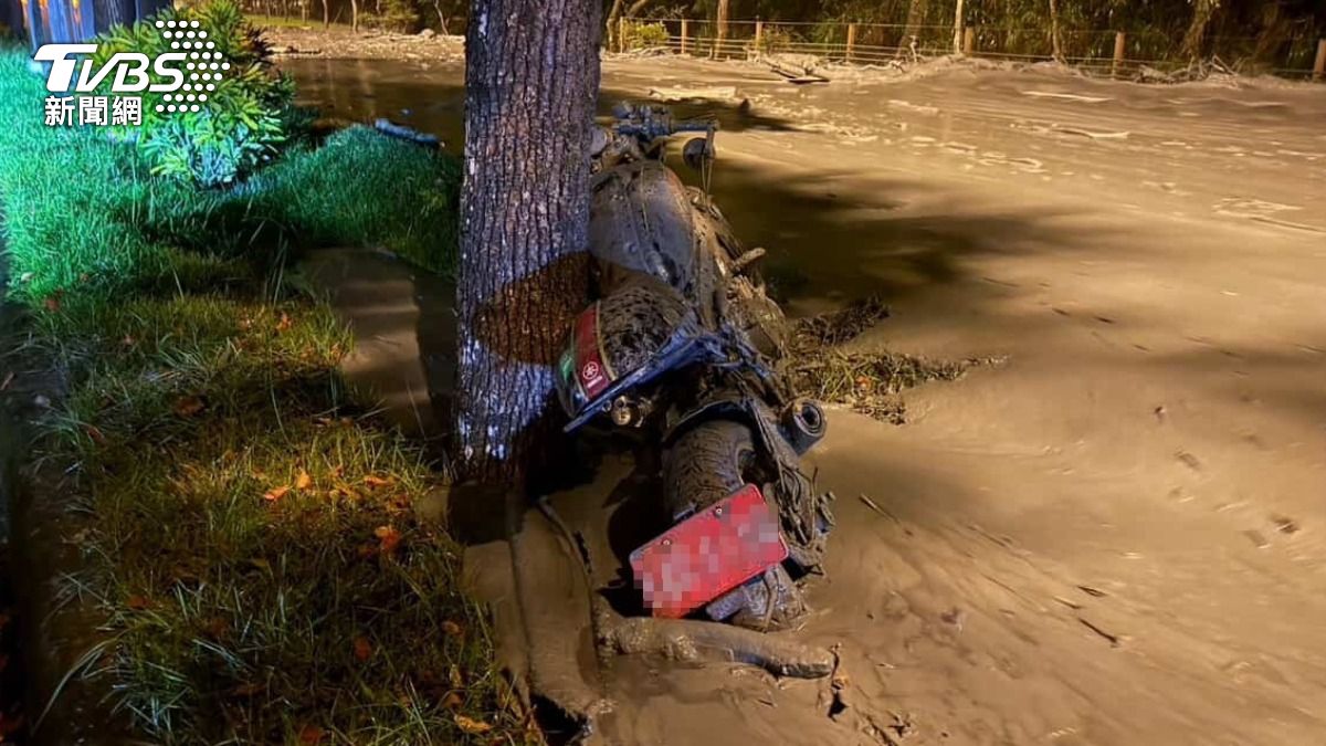 趕幫媽媽慶生　騎士摔車遭泥流沖走　軍人神救援