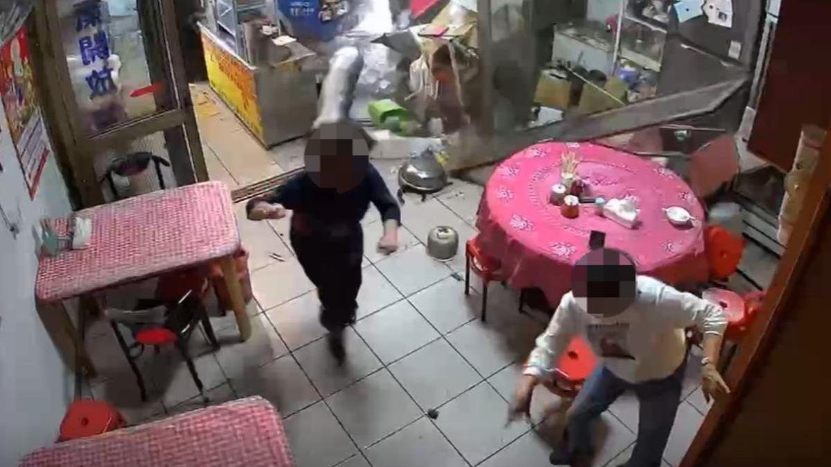 恐怖追撞！小貨車遭聯結車「撞進小吃店...