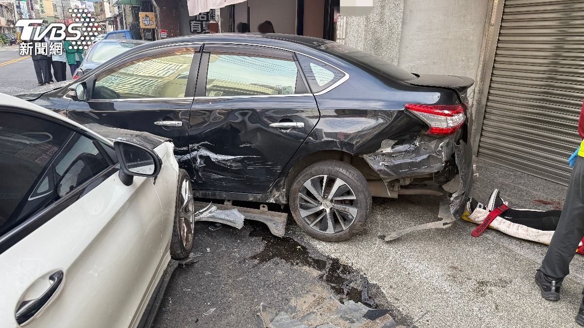 驚險！小客車突往前衝撞　買菜婦「倒地腳遭壓」　波及8汽機車