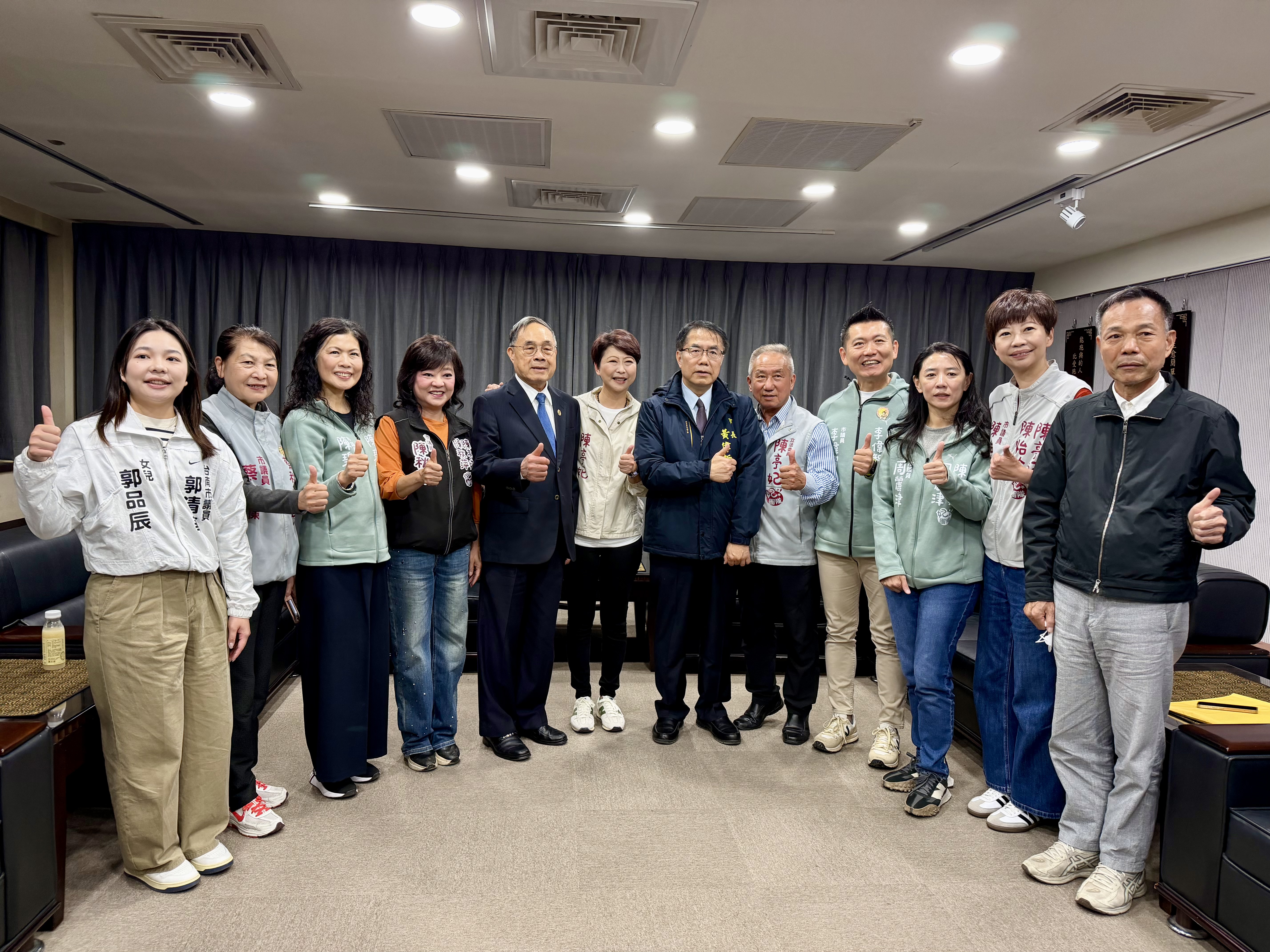 陳亭妃會黃偉哲 僅挺妃派陪同