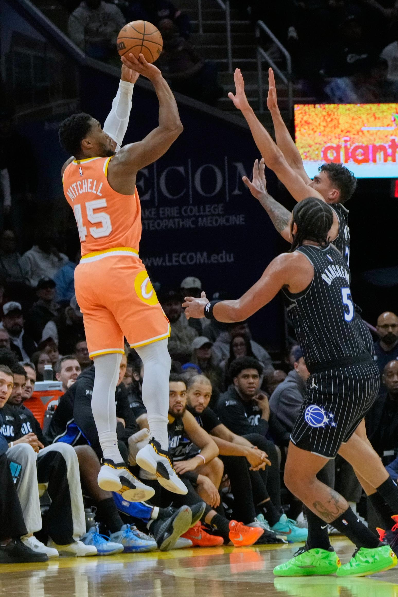 NBA/一人接管比賽！米切爾45分率...