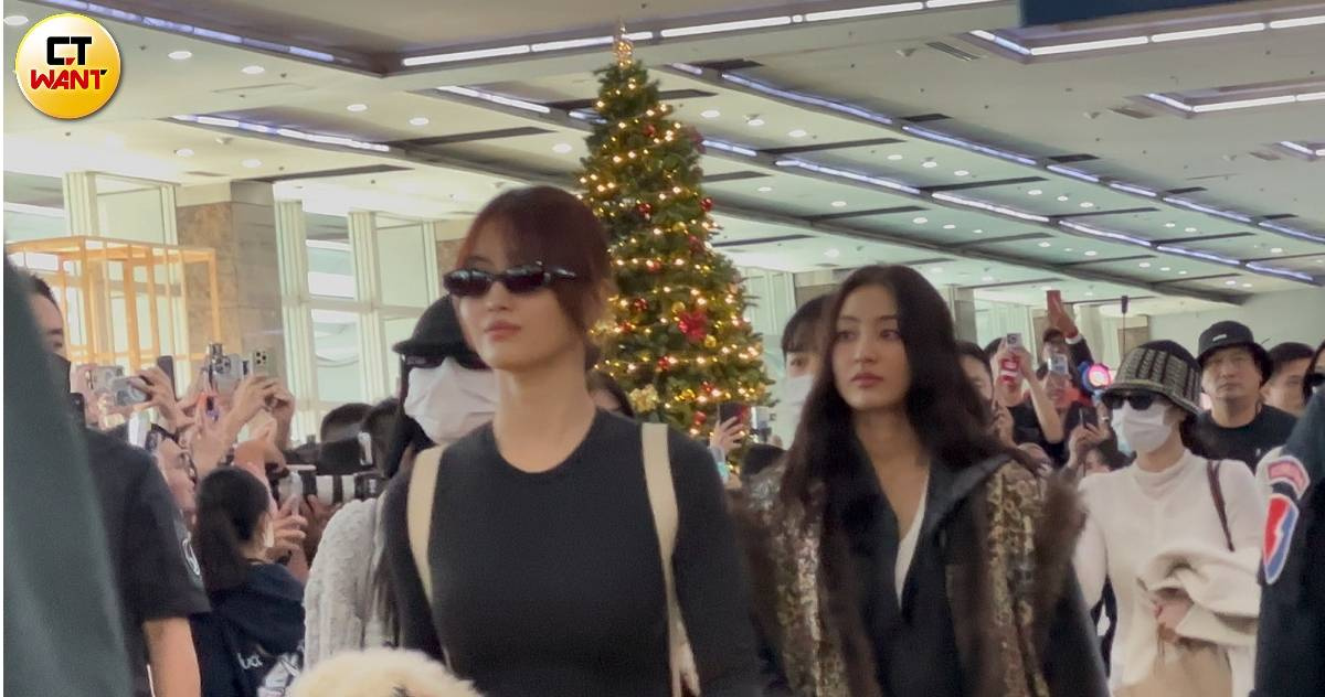 等了十年！TWICE七人抵達高雄　M...