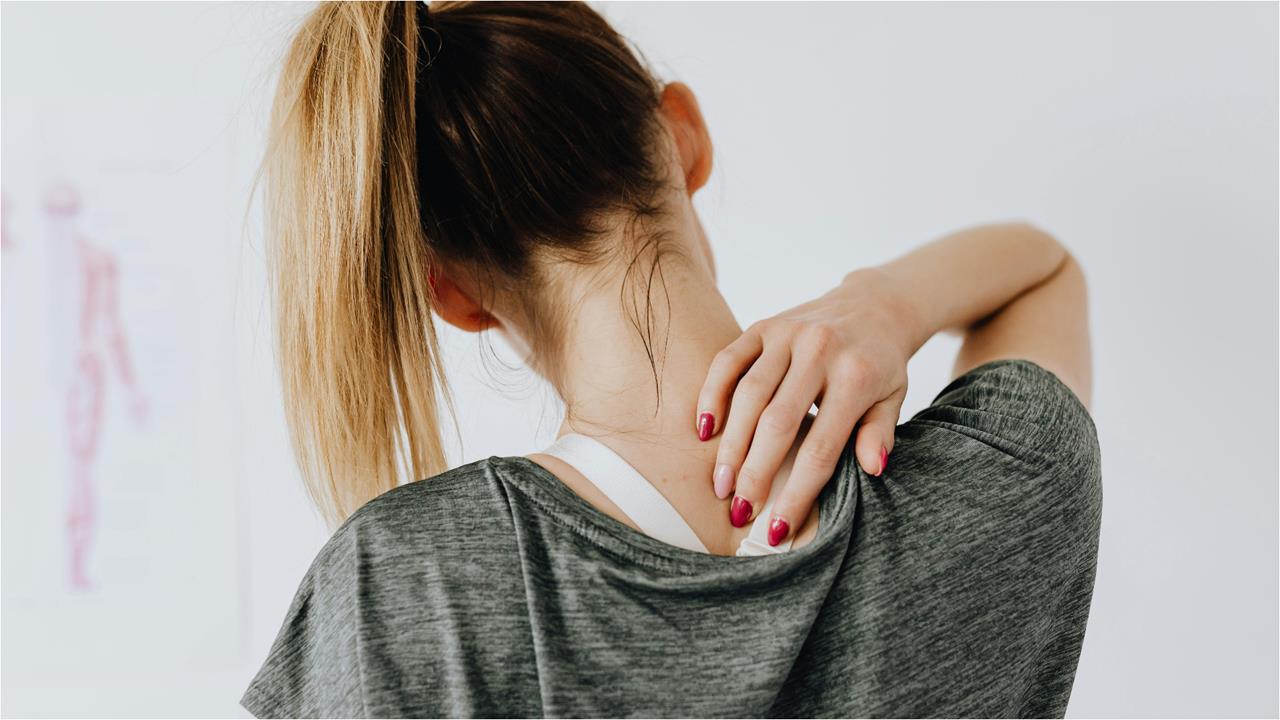 早晨肌肉僵硬別擔心！6步驟拉伸躺著就...