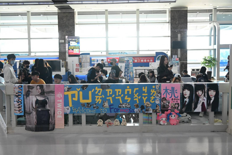TWICE團員兩點抵達高雄 周子瑜未...