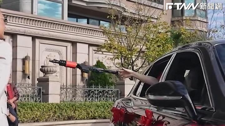 超狂！天道盟大哥嫁愛女「丟槍」不丟扇　網友直呼霸氣