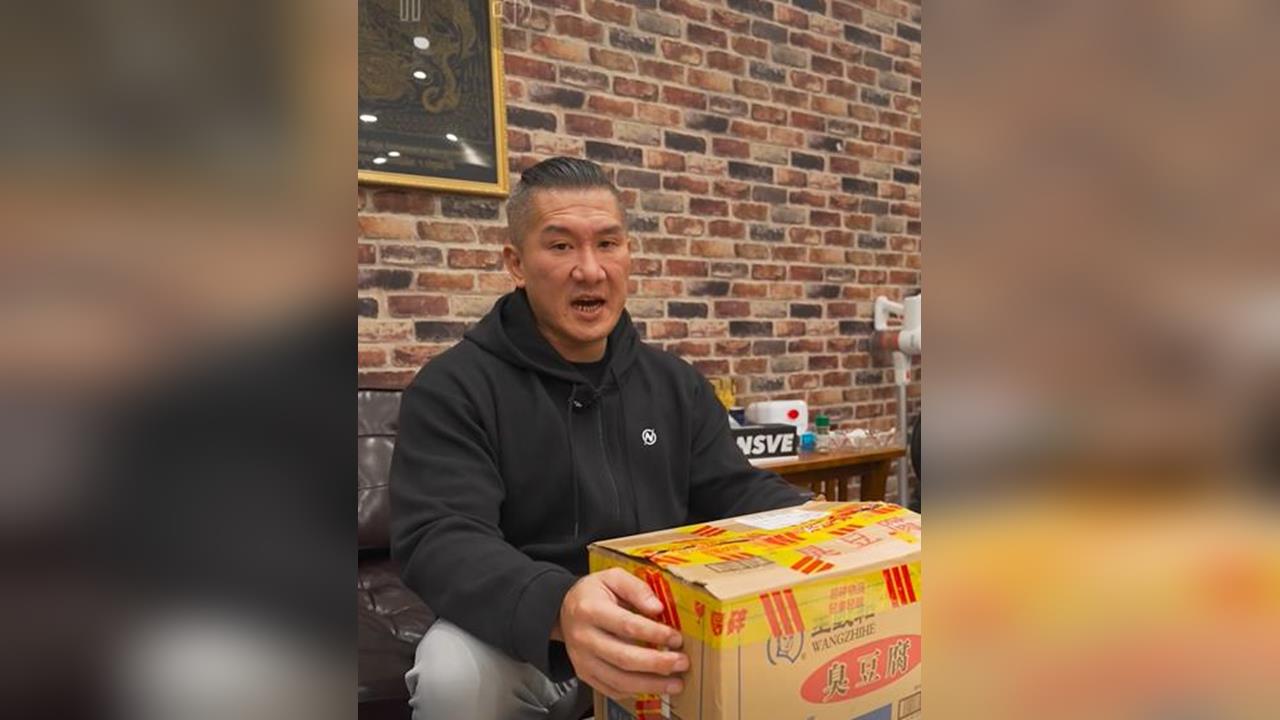 露餡？館長表示「大家都是中國人」　邀請黃國昌一起加入直播