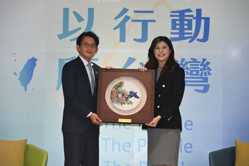 鄭黃會有詭！他曝鄭麗文「送陶瓷盤」藏...