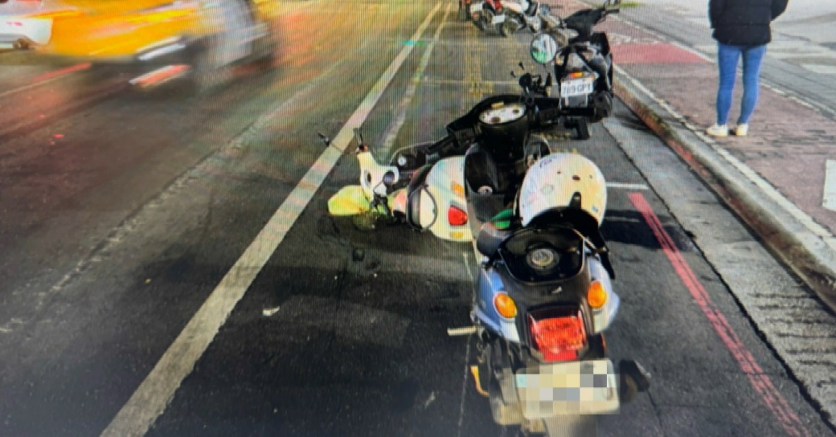 貨車沿路漏「液鹼」路面濕黏! 釀14騎士打滑慘摔