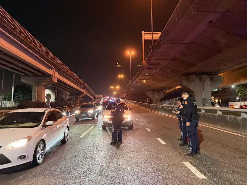 警開15槍無力制止　深色自小客拒檢逃逸無蹤