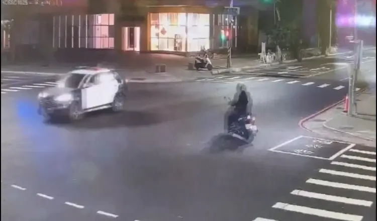 高雄騎士闖紅燈後又違規　前鎮警開鍘4...