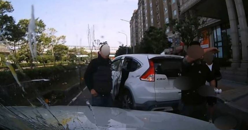 拆夥地下錢莊遭討2700萬！夫妻流亡每日換宿　驚見愛女個資落黑幫手